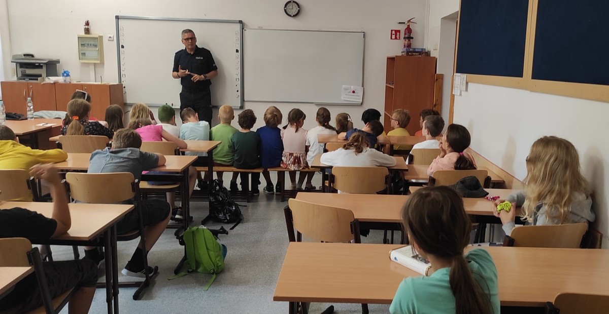 Policjanci rozmawiają z dziećmi o ich bezpieczeństwie podczas wakacji