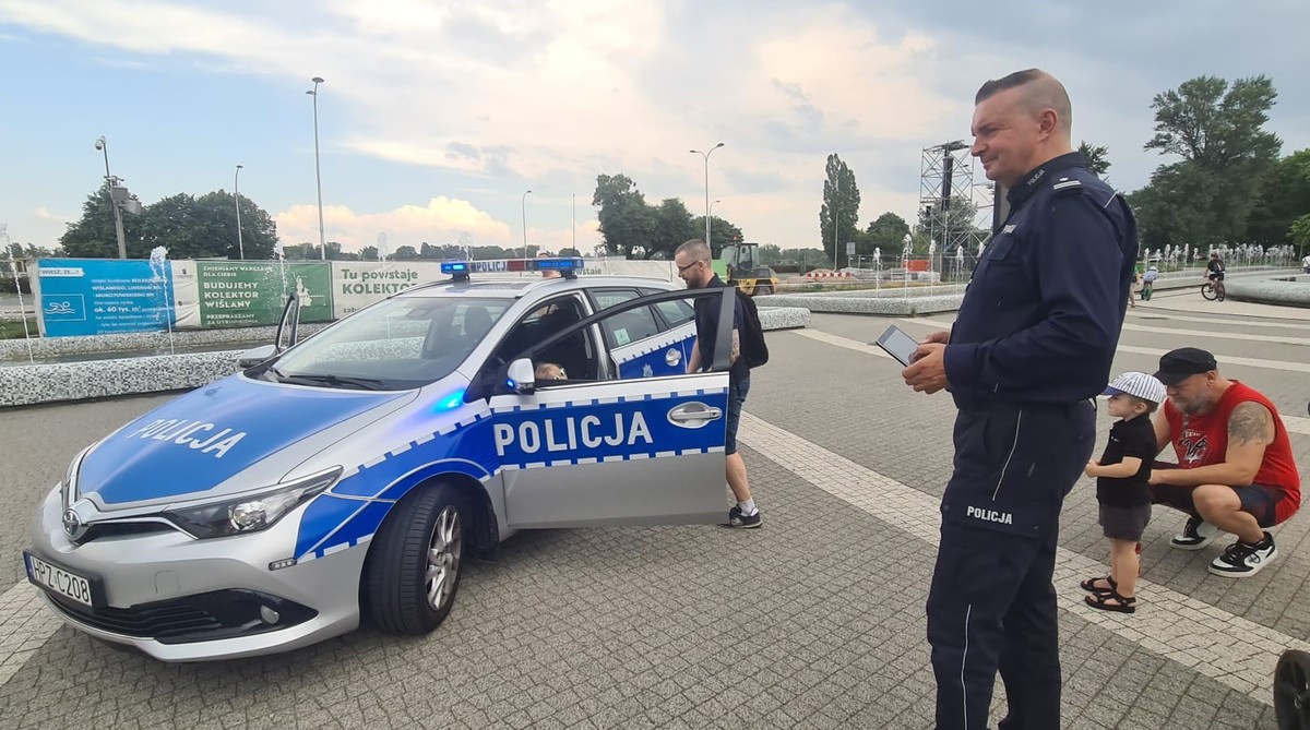 Policjanci rozmawiają z dziećmi o ich bezpieczeństwie podczas wakacji