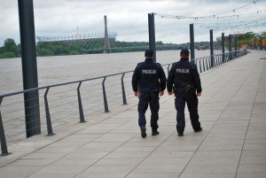 Śródmiejscy policjanci dbając o bezpieczeństwo osób strzegą dostępu do wezbranej rzeki