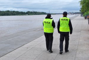 Śródmiejscy policjanci dbając o bezpieczeństwo osób strzegą dostępu do wezbranej rzeki