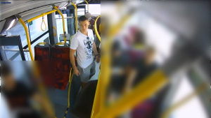 Na zdjęciu z kamery umieszczonej w autobusie widoczny jest młody, wysoki mężczyzna, który stoi w korytarzu nieopodal pokrzywdzonego.