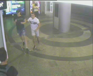 Na zdjęciu widoczni są dwaj młodzi mężczyźni atakujący swoją ofiarę