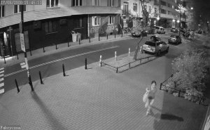 Na zdjęciu widoczna jest kobieta idąca chodnikiem