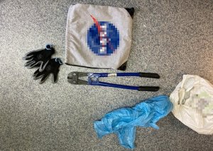 Na zdjęciu widoczne są przedmioty zabezpieczone przez policjantów w związku z kradzieżą roweru.