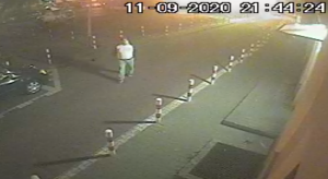 Na zdjęciu widoczny jest mężczyzna idący ulicą