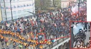 Kadr z monitoringu miejskiego przedstawiający osoby rzucające race w kierunku mieszkań znajdujących się na drodze prowadzącej na most im. Księcia Józefa Poniatowskiego
