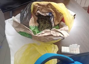 Na zdjęciu widoczny jest plecak z marihuaną leżący na stole