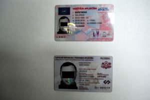 Na zdjęciu widoczne są dwa podrobione dokumenty prawa jazdy i dowodu osobistego