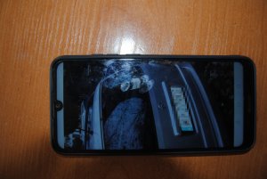 Na zdjęciu widoczny jest telefon należący do zatrzymanego