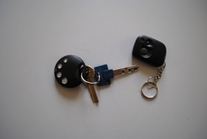 Na zdjęciu widoczne są kluczyki samochodowe