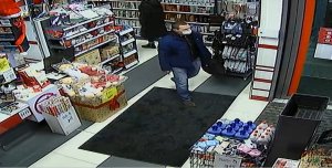 Na zdjęciu widoczny jest mężczyzna chowający kosmetyki do kieszeni kurtki