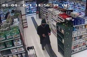 Na zdjęciu widoczny jest mężczyzna chodzący po sklepie