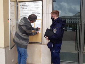 Na zdjęciu widoczni są policjanci rozmawiający o bezpieczeństwie seniorów