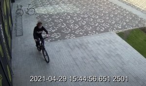 Na zdjęciu widoczny jest mężczyzna jadący na rowerze
