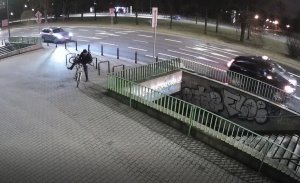 Na zdjęciu jest widoczny mężczyzna jadący rowerem