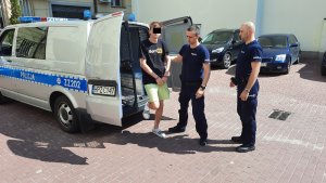 Na zdjęciu widoczny jest zatrzymany mężczyzna prowadzony przez policjantów