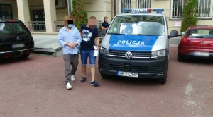 Na zdjęciu widoczny jest zatrzymany mężczyzna prowadzony przez policjanta