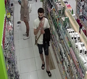 Na zdjęciu widoczny jest mężczyzna chodzący po sklepie