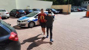 Na zdjęciu widoczny jest zatrzymany mężczyzna prowadzony przez policjanta