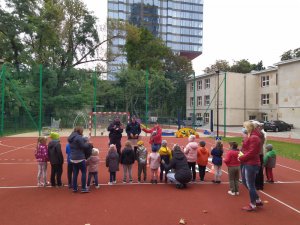 Na zdjęciu widoczni są policjanci podczas spotkania z przedszkolakami