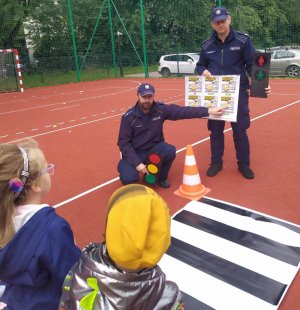 Na zdjęciu widoczni są policjanci podczas spotkania z przedszkolakami