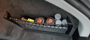 Na zdjęciu widoczne są granaty hukowo-błyskowe znajdujące się w boczku drzwi samochodu