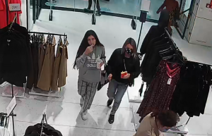 Na zdjęciu widoczne są kobiety chodzące po sklepie