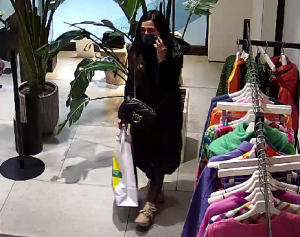 Na zdjęciu widoczna jest kobieta chodząca po sklepie