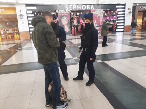 Policjanci kontrolują  i egzekwują obowiązek noszenia maseczek w centrach handlowych