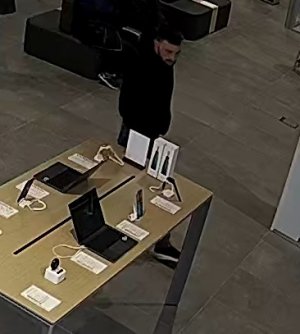 Na zdjęciu widoczny jest mężczyzna chodzący po sklepie