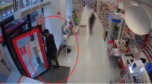 Na zdjęciu widoczny jest mężczyzna chodzący po sklepie