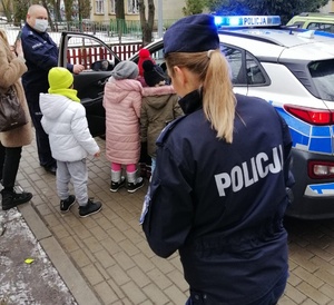 Na zdjęciu widoczne są dzieci na spotkaniu z policjantami