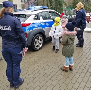 Na zdjęciu widoczne są dzieci na spotkaniu z policjantami