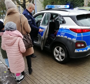 Na zdjęciu widoczne są dzieci na spotkaniu z policjantami