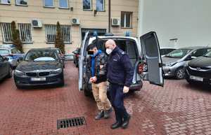 Na zdjęciu widoczny jest zatrzymany mężczyzna prowadzony przez policjanta