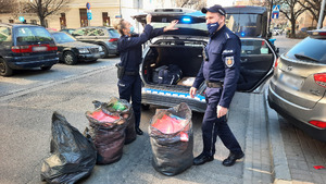 Na zdjęciach widoczni są policjanci angażujący się w pomoc dla uchodźców z Ukrainy