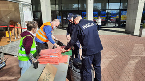 Na zdjęciach widoczni są policjanci angażujący się w pomoc dla uchodźców z Ukrainy