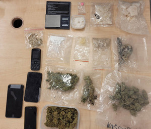 Na zdjęciu widoczne są narkotyki i przedmioty leżące na stole