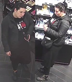 Na zdjęciu widoczna jest kobieta chodząca po sklepie
