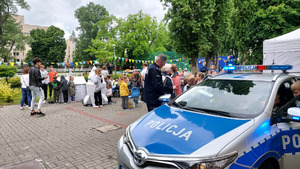 Na zdjęciu widoczni są policjanci biorący udział w pikniku z okazji Dnia Dziecka