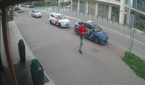 Na zdjęciu widoczny jest mężczyzna idący chodnikiem