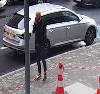 Na zdjęciu widoczny jest mężczyzna idący chodnikiem