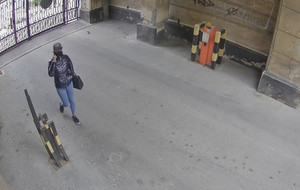 Na zdjęciu widoczna jest kobieta idąca chodnikiem