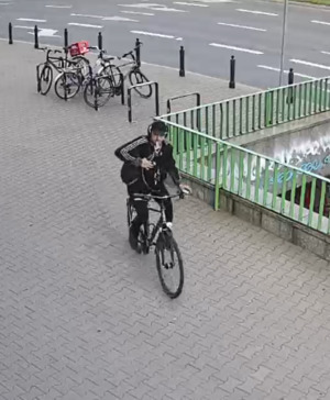Na zdjęciu widoczny jest mężczyzna jadący na rowerze