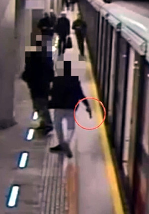 Podejrzany o brutalny atak w metrze z użyciem pistoletu tymczasowo aresztowany