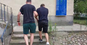 Policjant prowadzący zatrzymanego