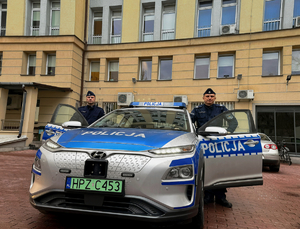 Po lewej starszy sierżant Marcin Wójcik, po prawej sierżant sztabowy Robert Zygarlicki