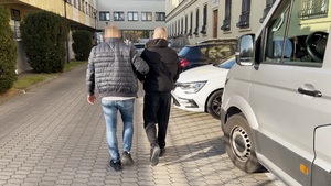 Policjant prowadzący zatrzymanego