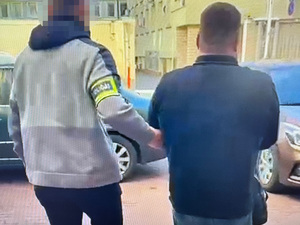 Policjant prowadzący zatrzymanego