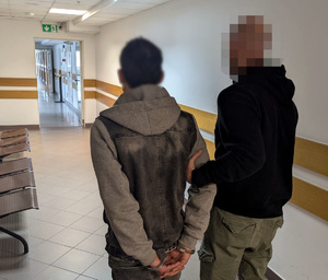 Policjant prowadzący zatrzymanego